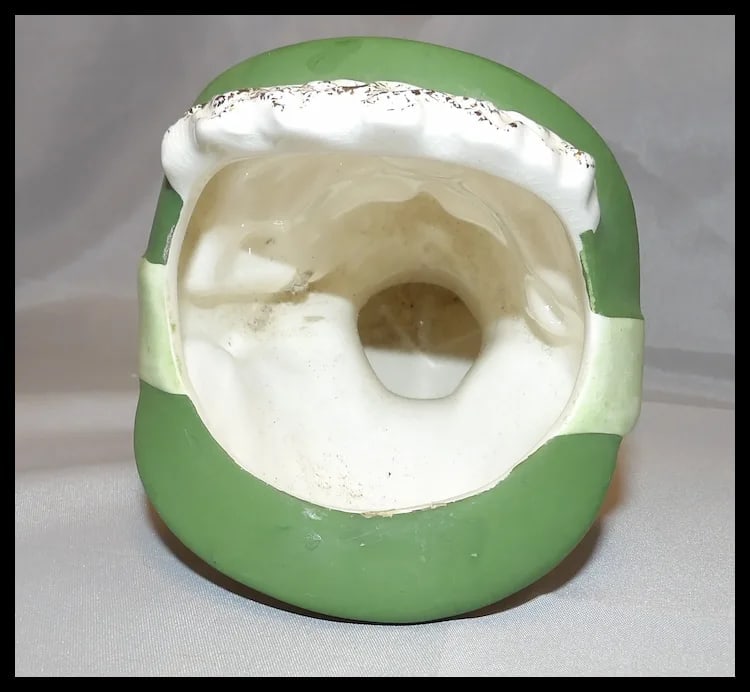 Brinns TV 726 7 ¼” Lady Head Vase Green Hat and Bow- “Pearl Necklace” - 6