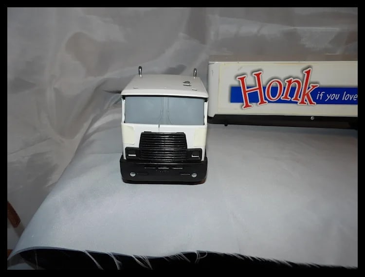 Vintage 1999 Nylint Pillsbury Steel Sound Machine Semi Truck 20” USA - 5