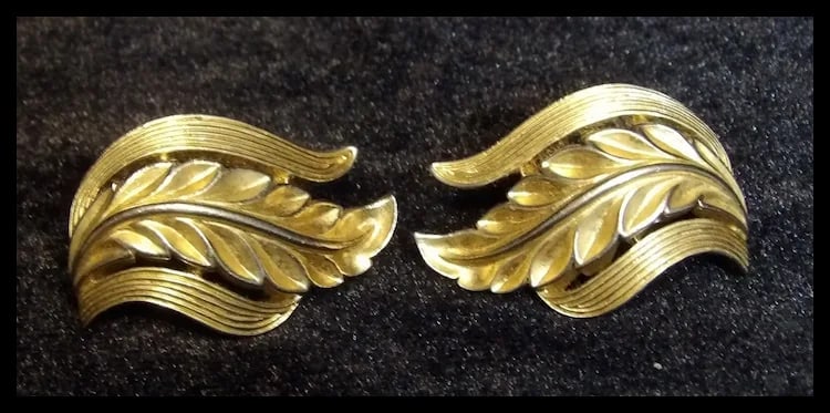Mid-Century Trifari Gold Tone Leaf Clip on Earrings- Rare Design - 2