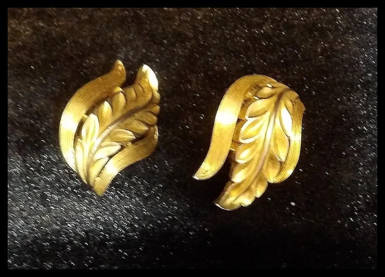 Mid-Century Trifari Gold Tone Leaf Clip on Earrings- Rare Design - 3
