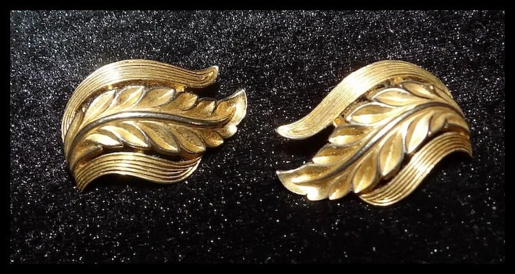 Mid-Century Trifari Gold Tone Leaf Clip on Earrings- Rare Design - 5