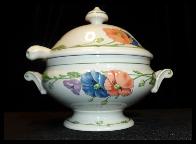 7 7/8”Tureen & Lid Amapola Pattern by Villeroy & Boch - 4