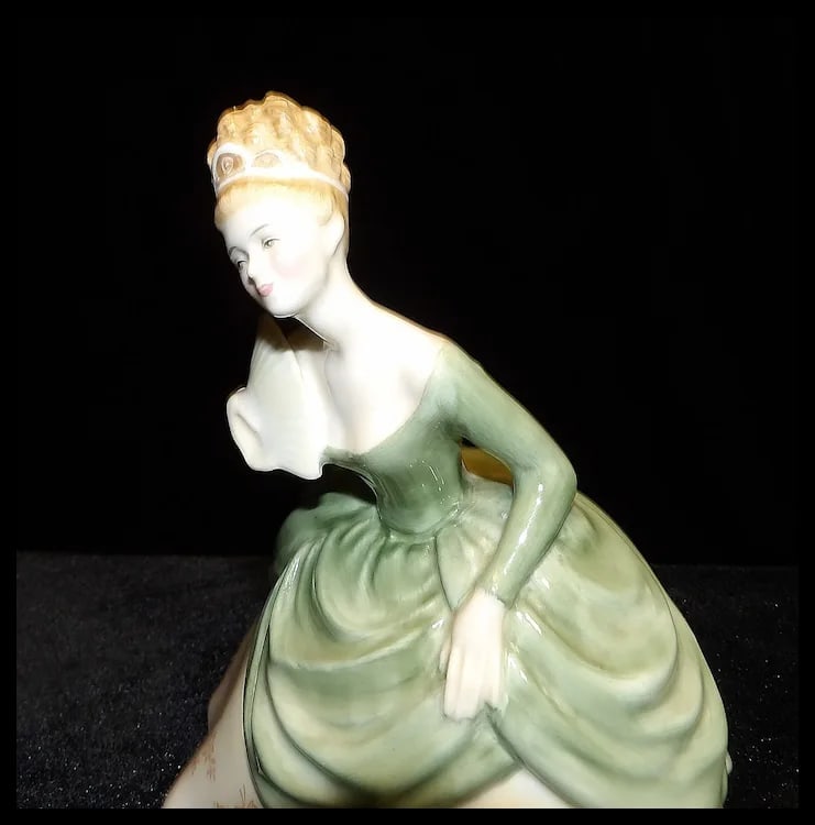 Royal Doulton Soirée HN 2312 Fine Bone China Figurine - 6