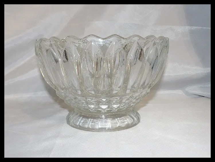 Vintage Indiana Glass 'Lotus Blossom' Bowl: Scalloped Edge, Diamond Detail - 2