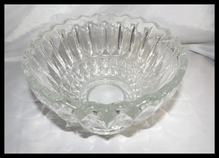 Vintage Indiana Glass 'Lotus Blossom' Bowl: Scalloped Edge, Diamond Detail - 4