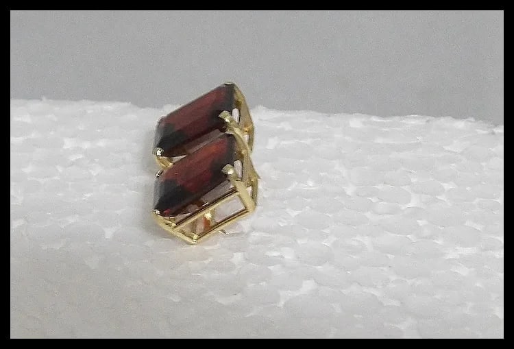 Pair of Garnet Stone Earrings in 14Kt Gold setting - 4