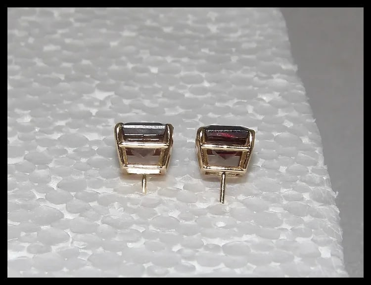 Pair of Garnet Stone Earrings in 14Kt Gold setting - 5