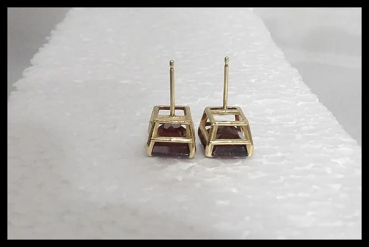 Pair of Garnet Stone Earrings in 14Kt Gold setting - 6