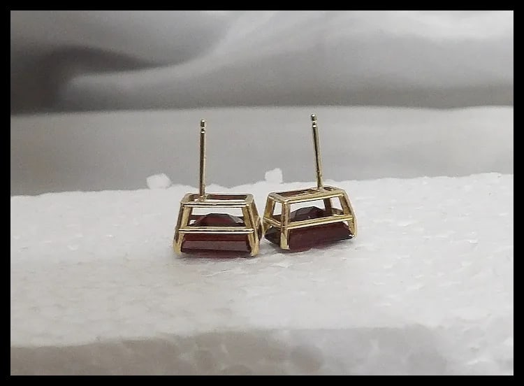 Pair of Garnet Stone Earrings in 14Kt Gold setting - 7