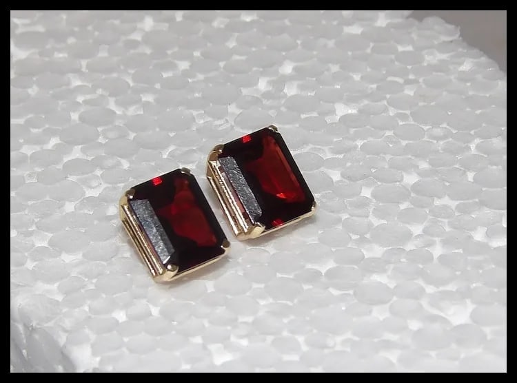 Pair of Garnet Stone Earrings in 14Kt Gold setting - 8