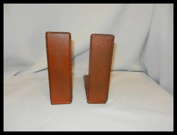 Iron Star-In-Circle Bookends With Braided Metal “Rope” Trim Detail - 3