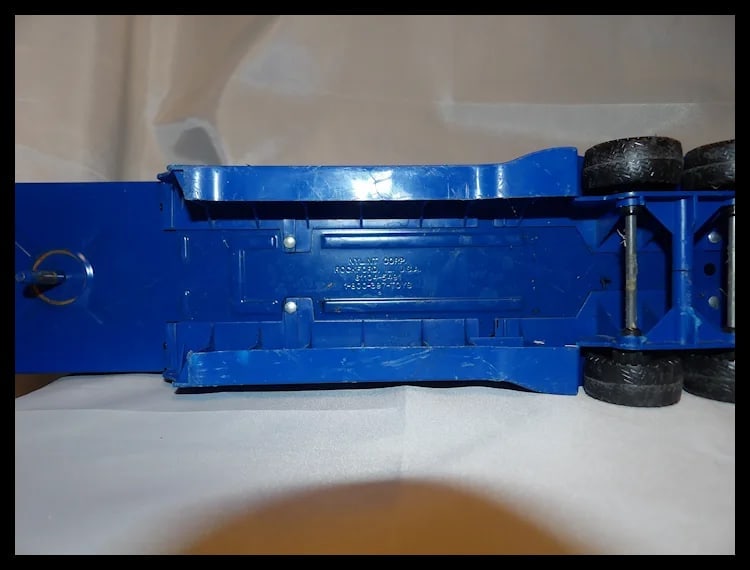 1990’s Nylint Napa Auto Parts Truck and Trailer- Metal and Plastic - 8