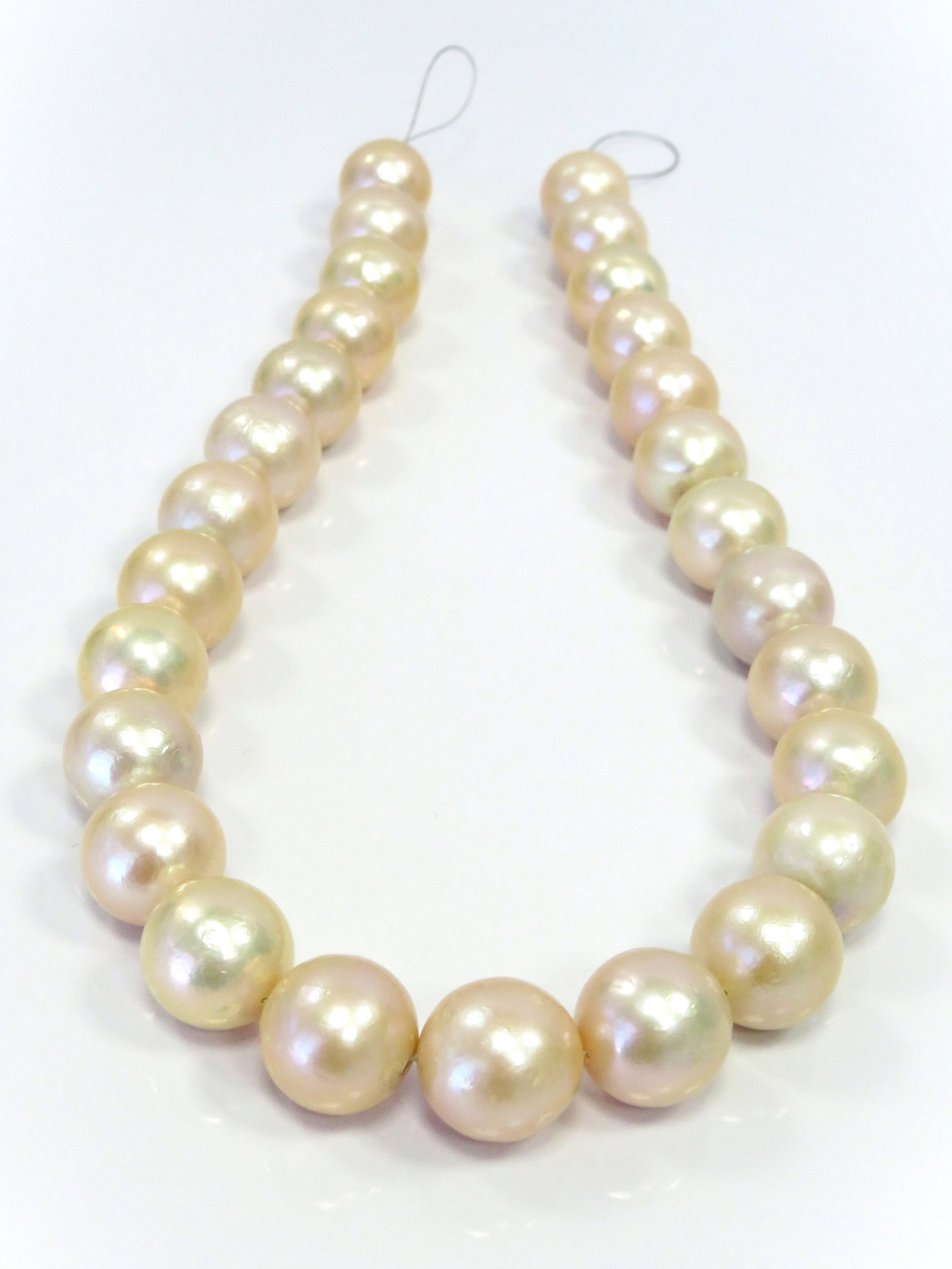14-16mm Round/Near-Round Light Peach/Pink Fresh Water Pearl Necklace Strand: Title: 14-16mm Round/Near-Round Light Peach/Pink Fresh Water Pearl Necklace Strand Description:A/B-Grade High luster Light Peach/Pink Round/Near-Round, with some spots/blemishes, 27 pearl pieces, 18 i