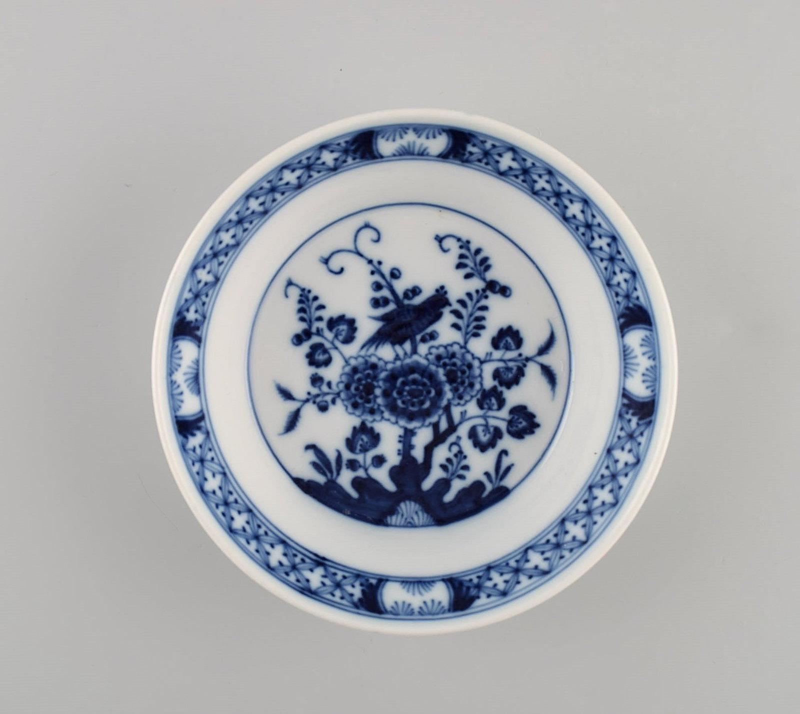 Rare Meissen bowl in hand-painted porcelain decorated with exotic bird in Chinese style. Late 19th: Title: Rare Meissen bowl in hand-painted porcelain decorated with exotic bird in Chinese style. Late 19th century. Measures: 14.5 x 3.7 cm. In excellent condition. Signed. 1st factory quality. Descrip