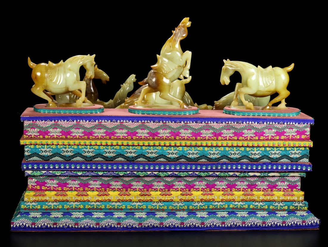 A Set Hetian Jade Hand-Carved Eight Horse Statue - 4