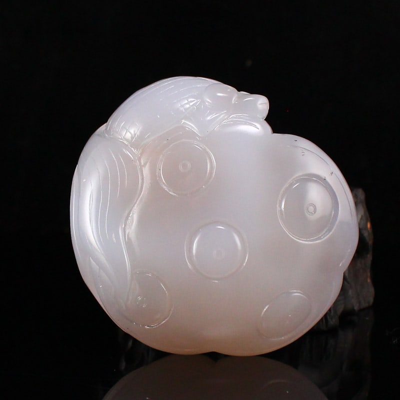 Agate Hand-Carved Lotus seedpod Goldfish Pendant: Title: Agate Hand-Carved Lotus seedpod Goldfish Pendant Origin: Chinese Date/Period: After2020 Materials: Agate Dimensions: 65x60x38(mm) 2.56x2.36x1.50(inches) Weight 0.34 lbs/154.13g Reserve: $69.00 