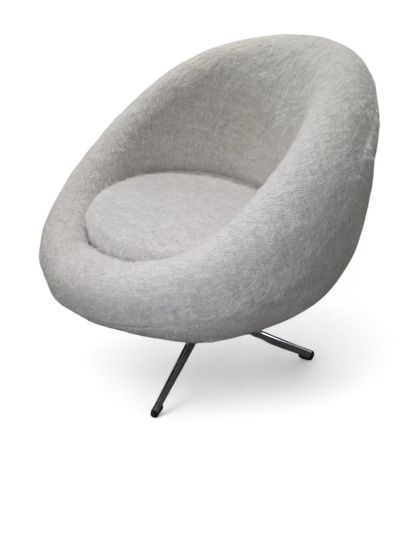 MCM Swivel Retro Tub Chair Newly Reupholstered - 4
