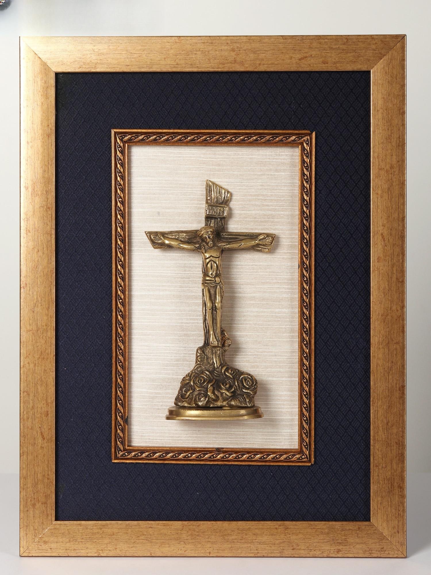 17" Wood Framed Crucifix | Wall Hanging: Title: 17" Wood Framed Crucifix | Wall Hanging Description: Reference: itemcode: DDF381 Reserve: $135.00 Shipping: Domestic: Flat-rate of $15.00 to anywhere within the contiguous U.S. International: F