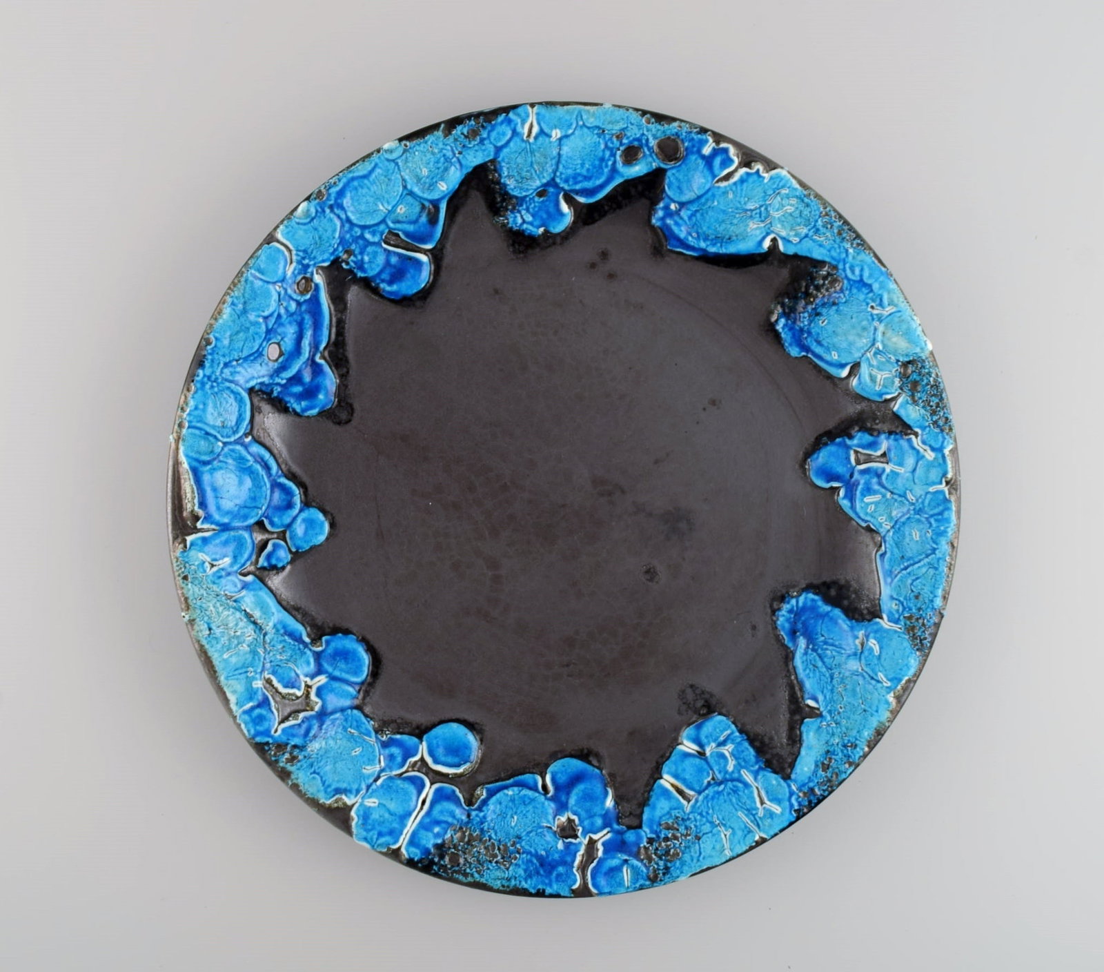 French ceramist. Two round serving dishes in glazed stoneware. Beautiful glaze in azure shades. - 2