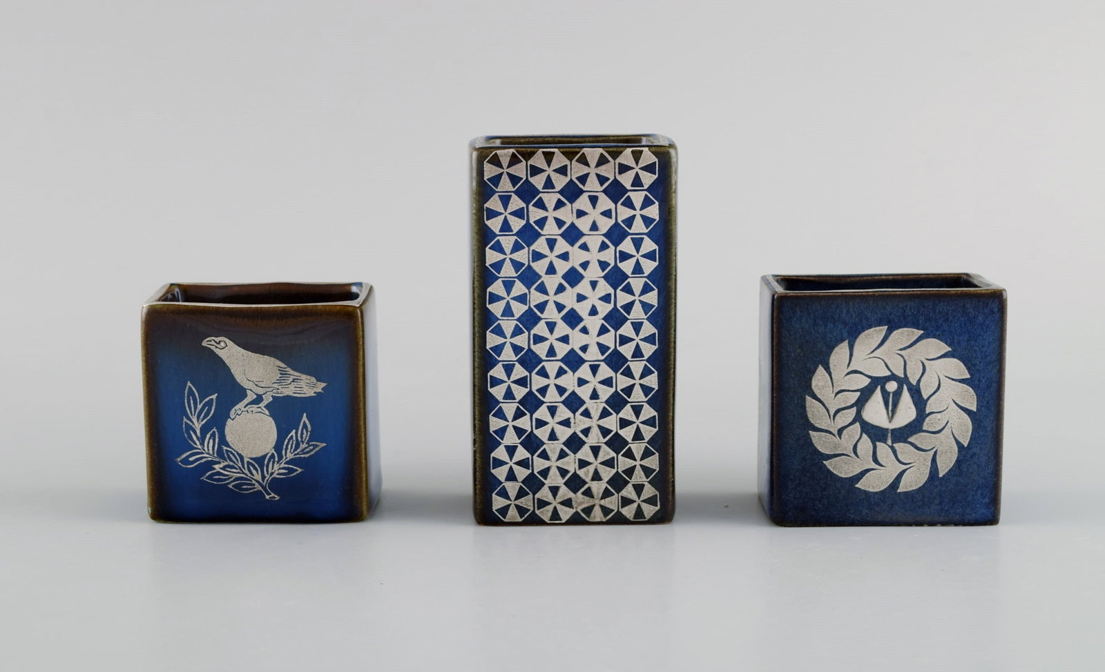 Sven Jonson (1919-1989) Gustavsberg. Five small Lagun vases in glazed stoneware with silver inlay. - 2