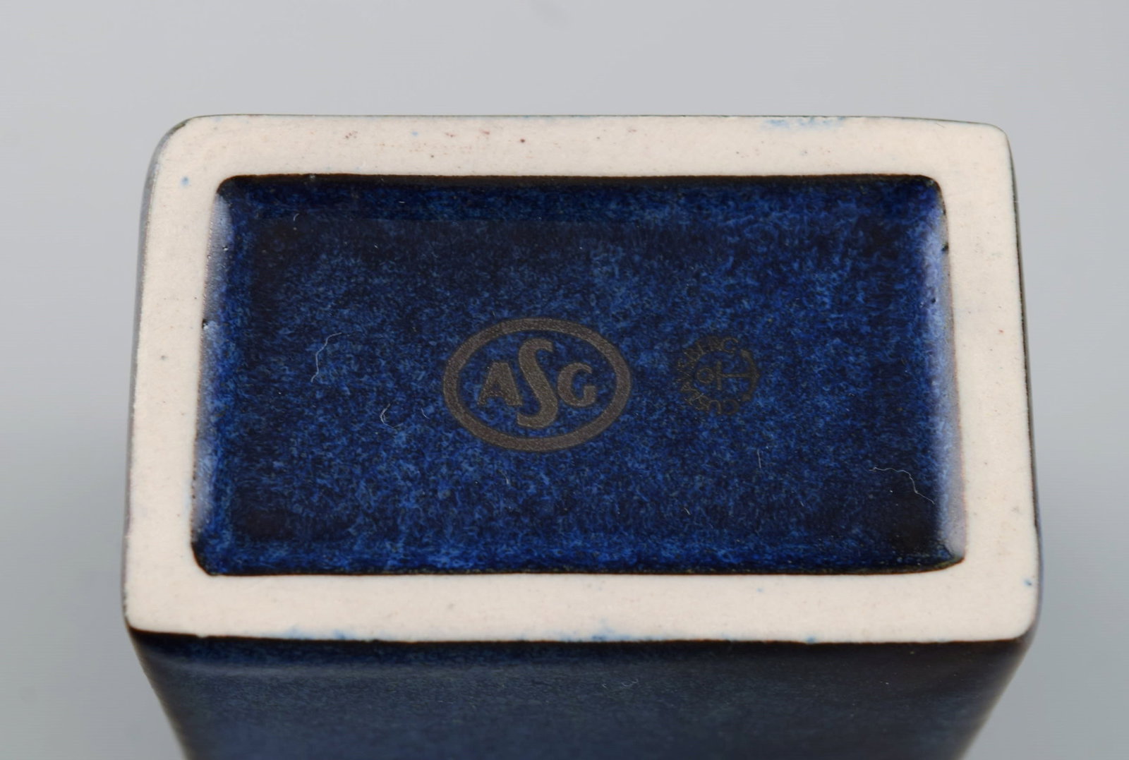 Sven Jonson (1919-1989) Gustavsberg. Five small Lagun vases in glazed stoneware with silver inlay. - 6