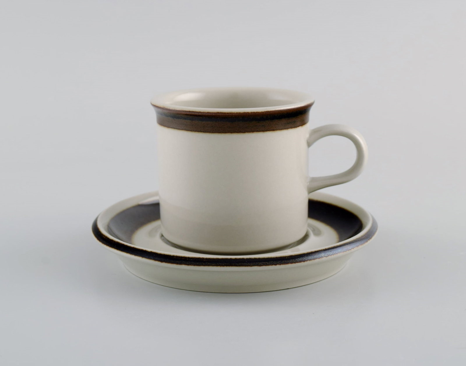Anja Jaatinen-Winqvist for Arabia. Five Karelia coffee cups with saucers in glazed stoneware. 1970s. - 2