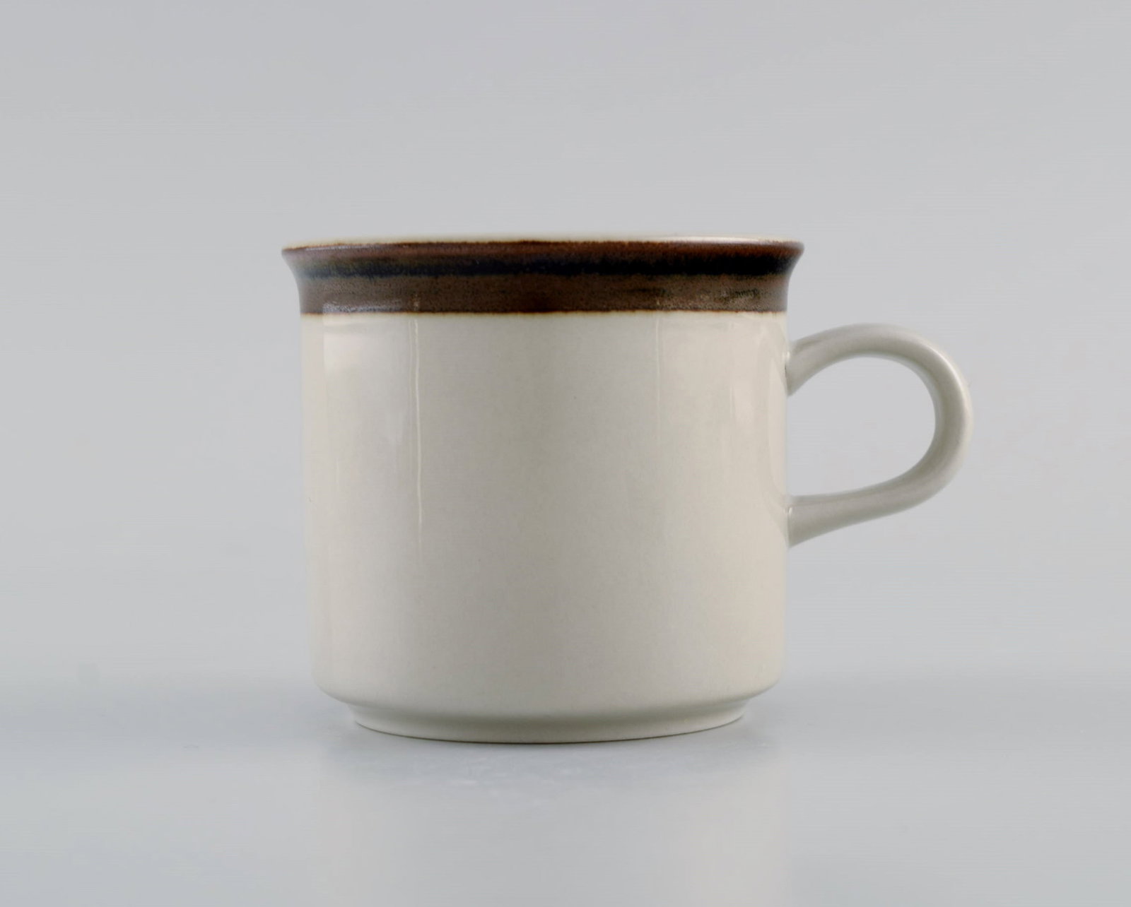 Anja Jaatinen-Winqvist for Arabia. Five Karelia coffee cups with saucers in glazed stoneware. 1970s. - 3
