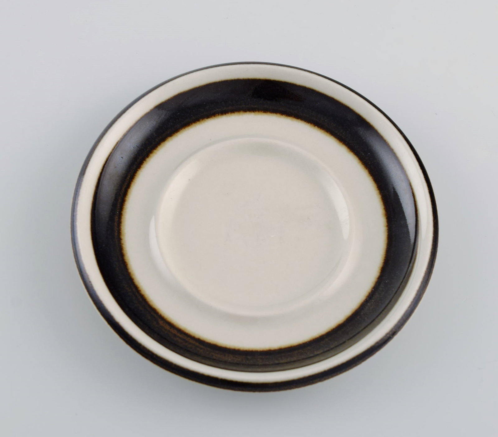 Anja Jaatinen-Winqvist for Arabia. Five Karelia coffee cups with saucers in glazed stoneware. 1970s. - 4