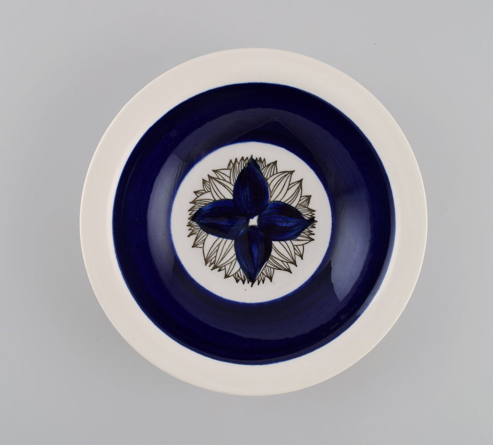 Olle Alberius for Rörstrand. Three Pontus deep plates in glazed stoneware with hand-painted - 3