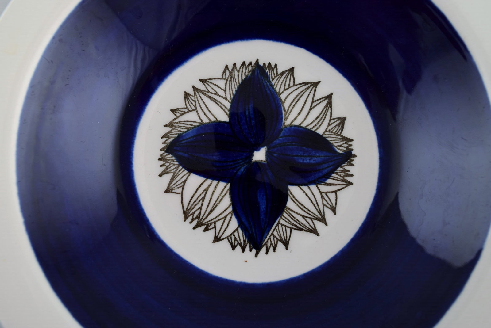 Olle Alberius for Rörstrand. Three Pontus deep plates in glazed stoneware with hand-painted - 4