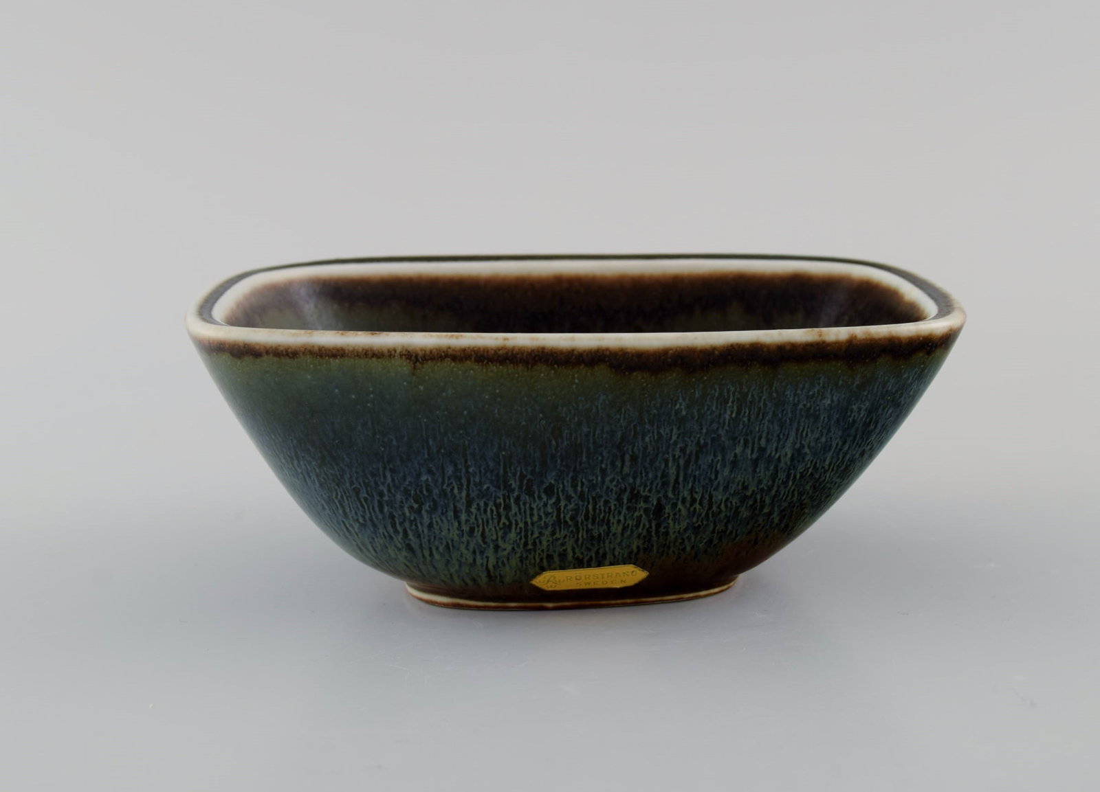 Gunnar Nylund (1904-1997) for Rörstrand. Bowl in glazed ceramics. Beautiful glaze in blue-green: Title: Gunnar Nylund (1904-1997) for Rörstrand. Bowl in glazed ceramics. Beautiful glaze in blue-green and brown shades. Mid-20th century. Description: Gunnar Nylund (1904-1997) for