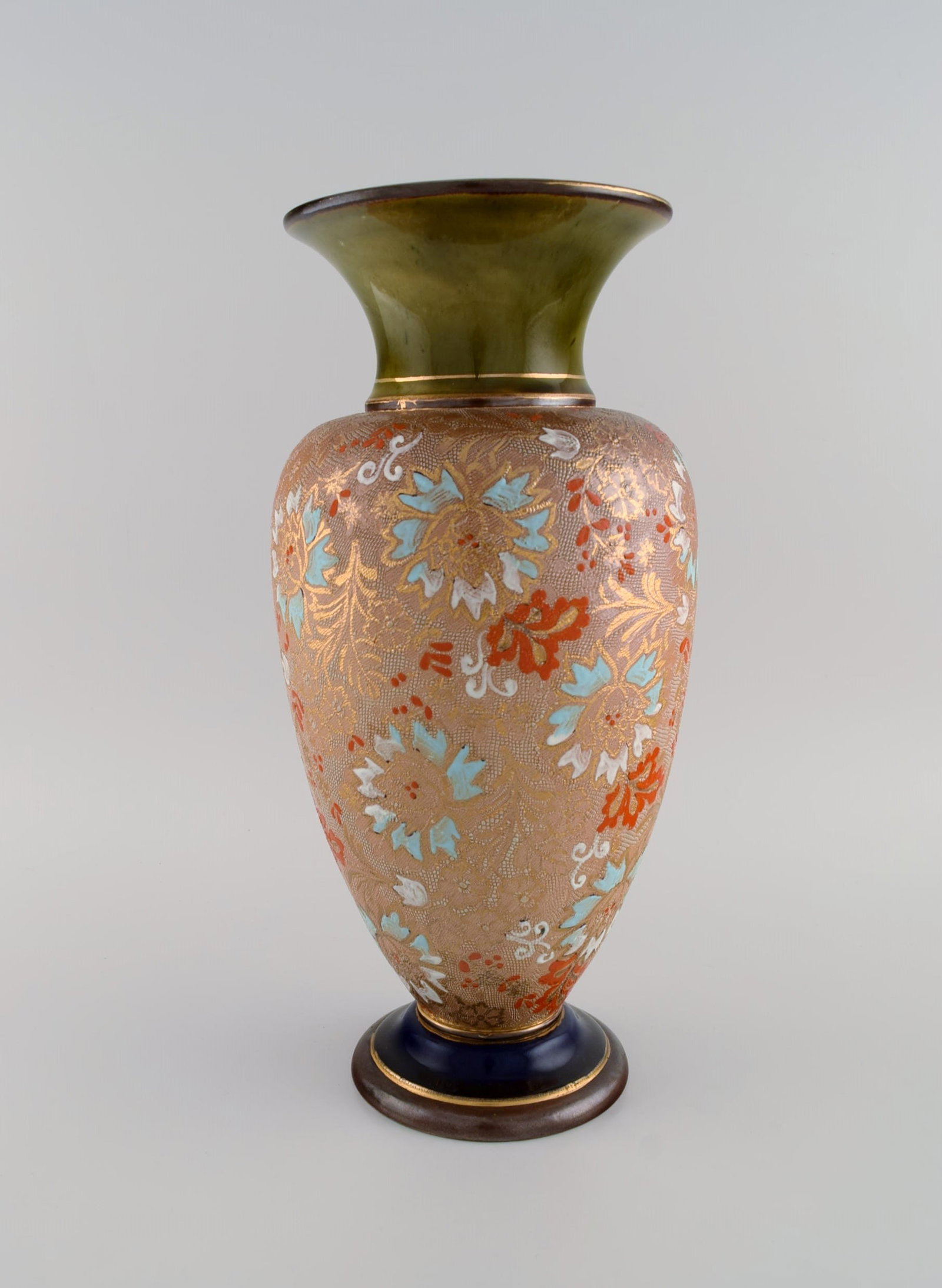 Large Doulton Lambeth pottery vase with hand-painted flowers and gold decoration. Early 20th - 3