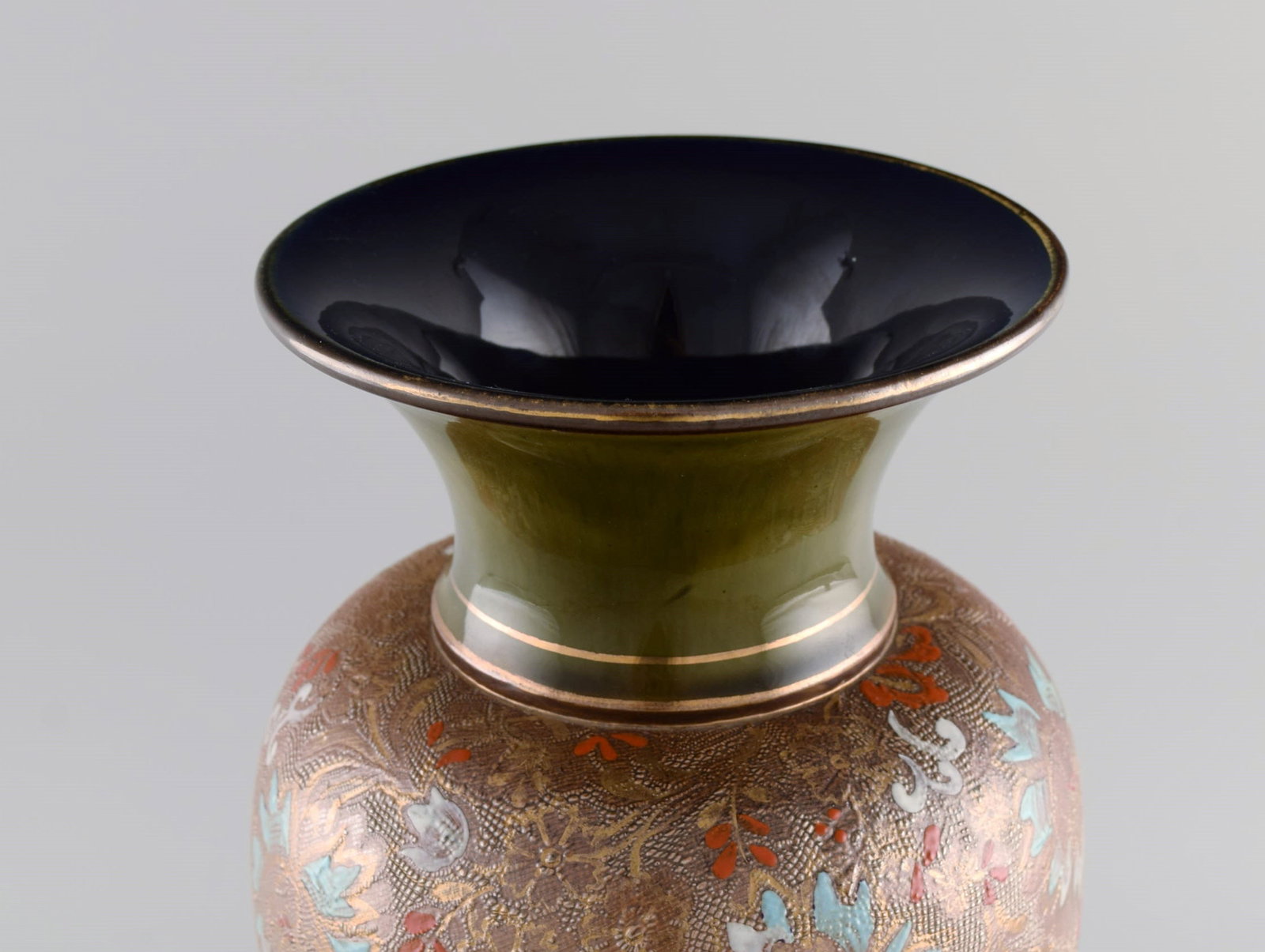 Large Doulton Lambeth pottery vase with hand-painted flowers and gold decoration. Early 20th - 7