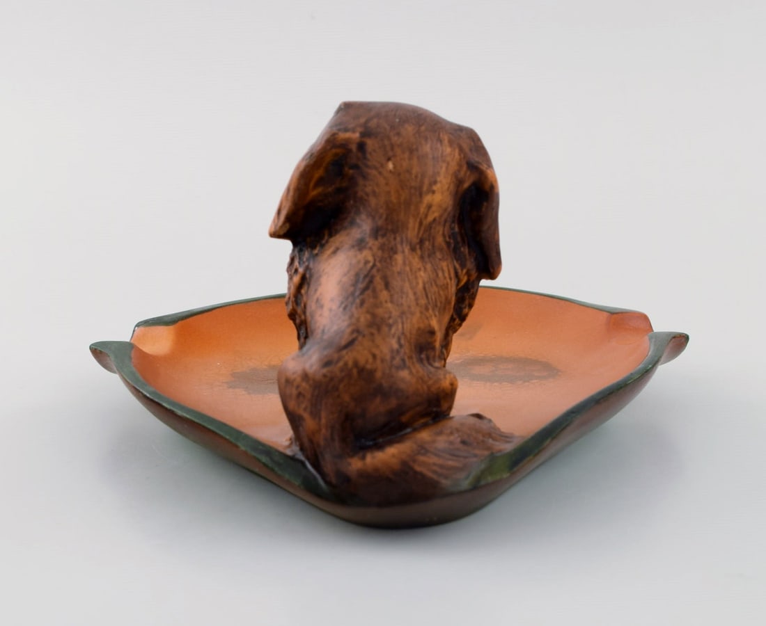 Ipsen's, Denmark. Bowl in hand-painted glazed ceramics modeled with Pekingese. 1920s / 30s. Model - 3