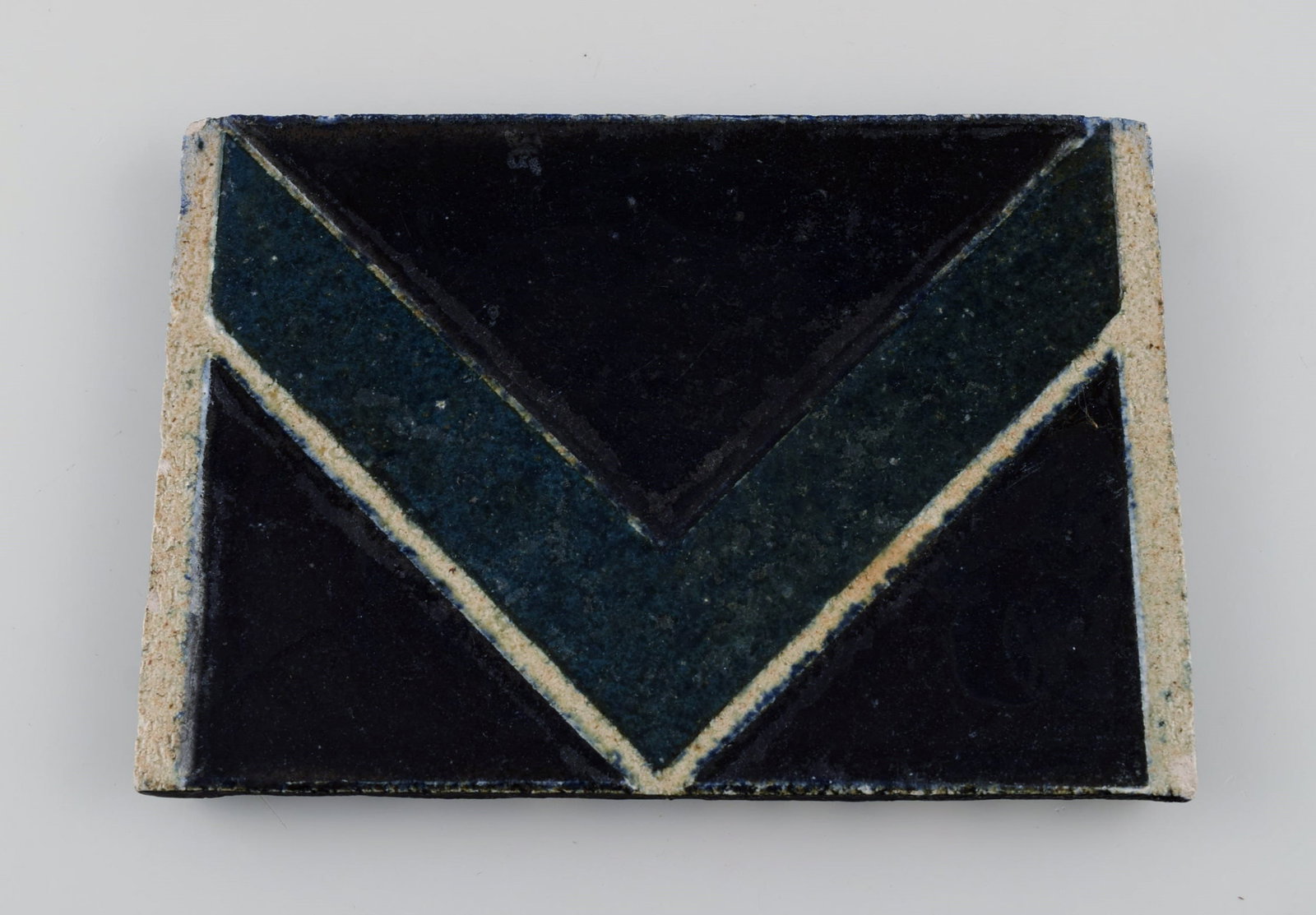 Danish studio ceramicist. Two unique tiles in glazed stoneware. Patterned decoration in dark blue, - 3