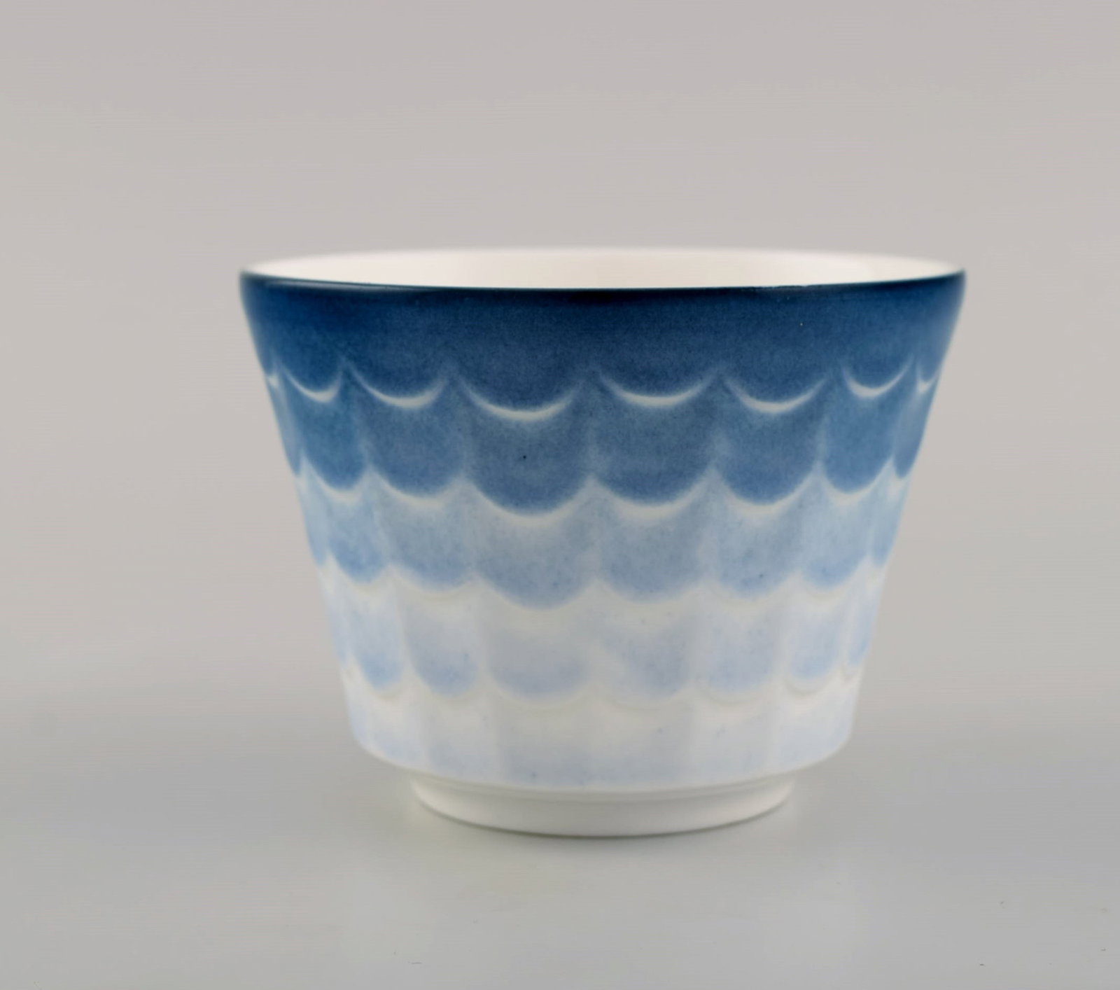 Wilhelm Kåge for Gustavsberg. Four flower pot covers in porcelain. Swedish design, 1960s. - 4