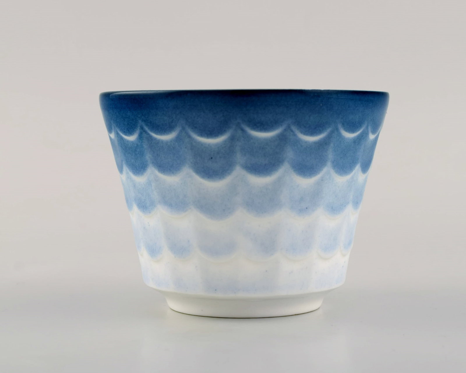 Wilhelm Kåge for Gustavsberg. Four flower pot covers in porcelain. Swedish design, 1960s. - 5