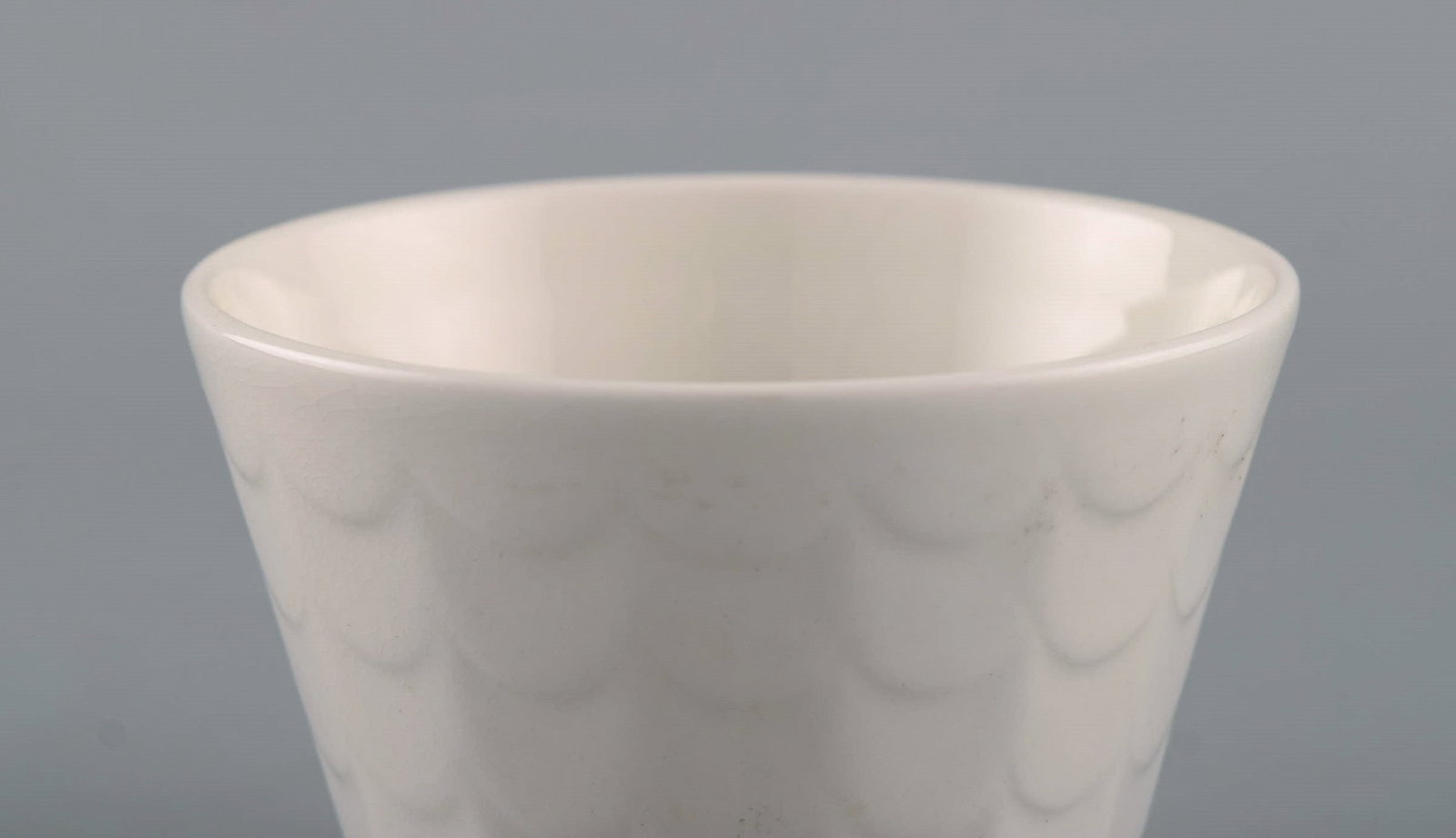 Wilhelm Kåge for Gustavsberg. Four flower pot covers in porcelain. Swedish design, 1960s. - 5