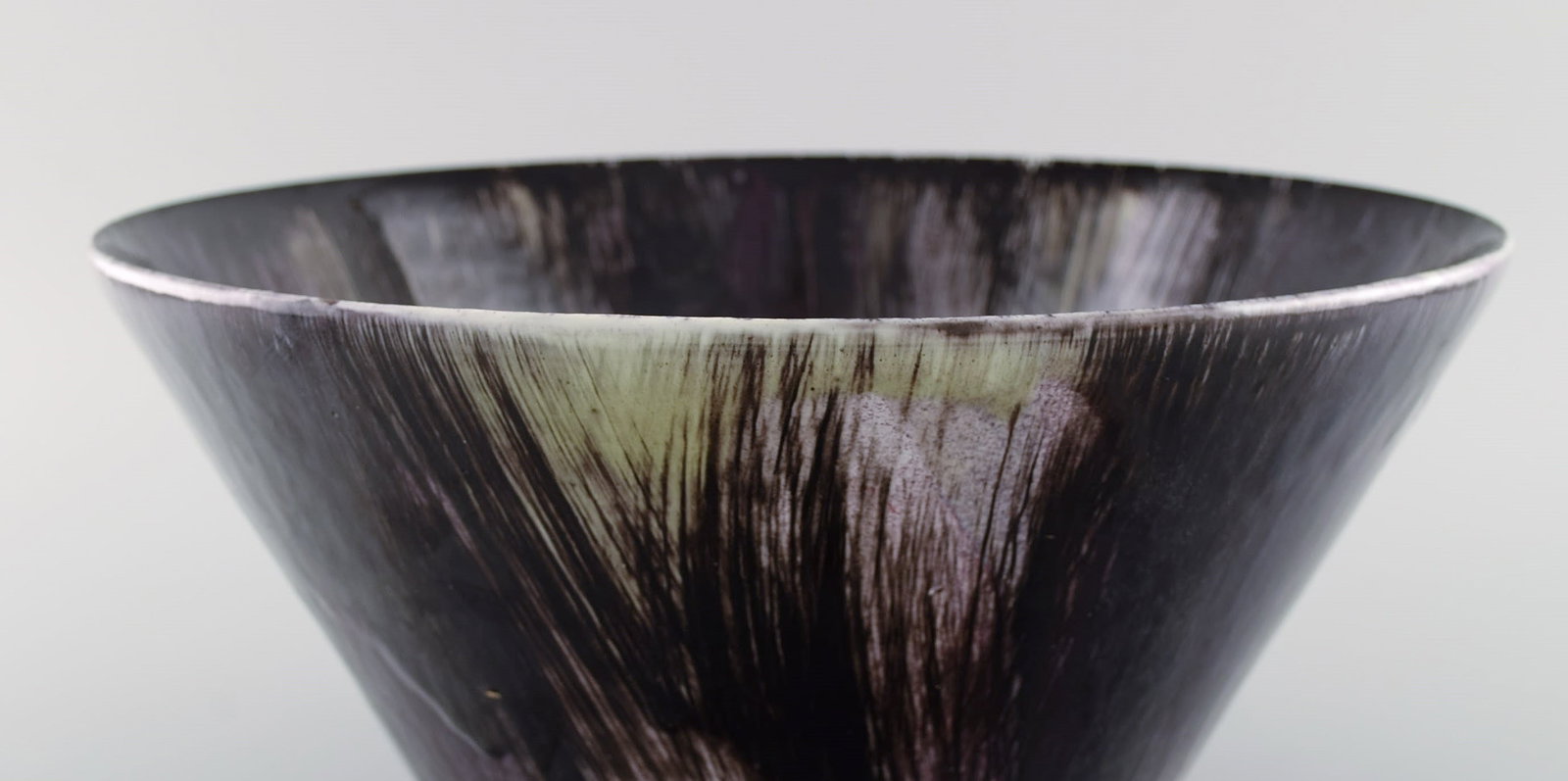 Mari Simmulson (1911-2000) for Upsala-Ekeby. Large bowl in hand-painted glazed stoneware. Mid-20th - 5