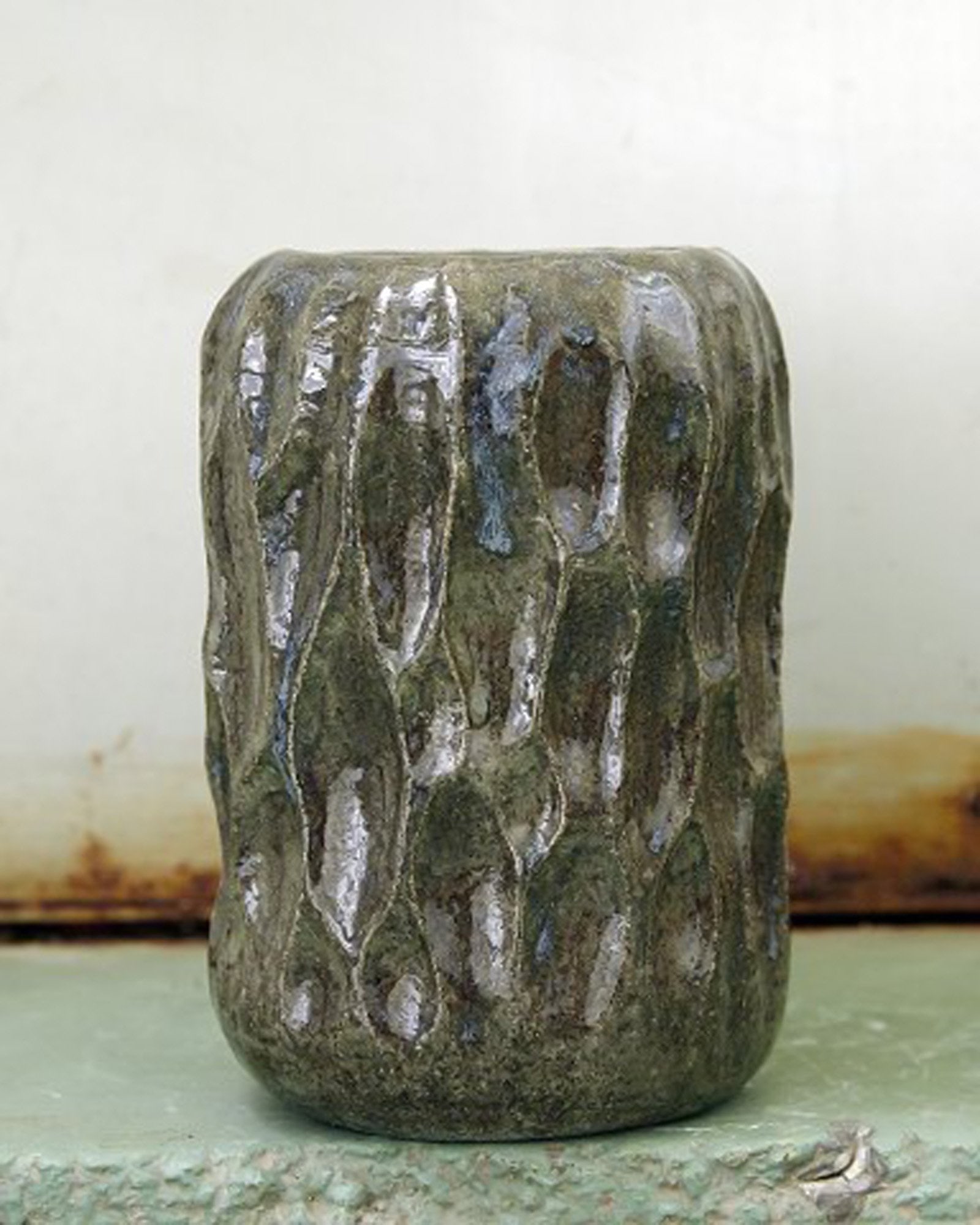 Christina Muff, Danish contemporary ceramicist (b. 1971). Medium sized vase made from dark grey - 2