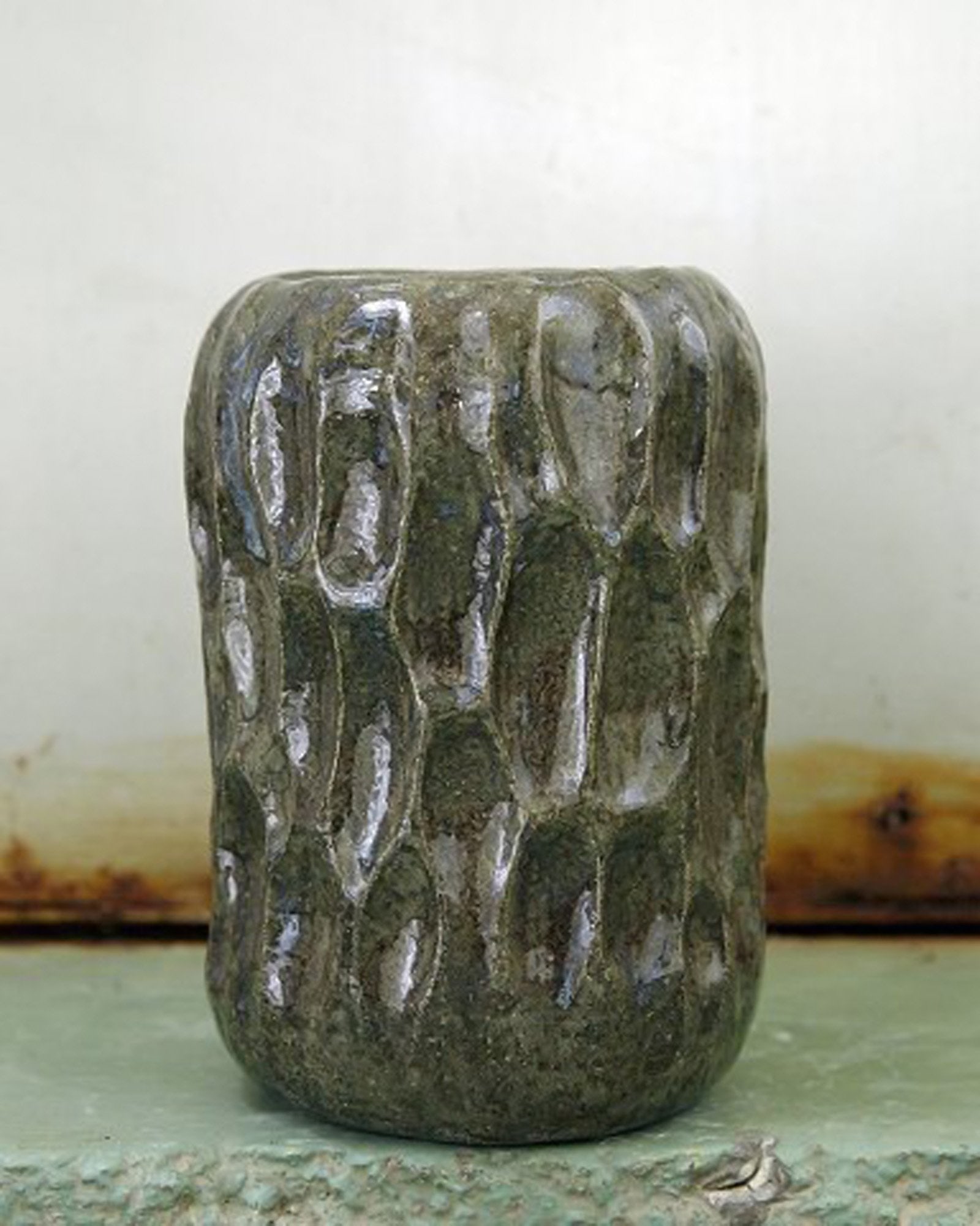 Christina Muff, Danish contemporary ceramicist (b. 1971). Medium sized vase made from dark grey - 3