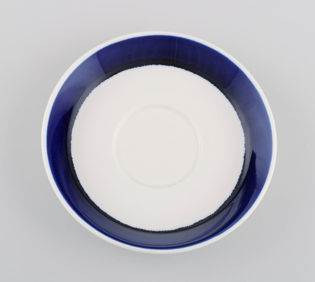 Raija Uosikkinen (1923-2004) for Arabia. Eight Sotka coffee cups with saucers in hand-painted glazed - 6