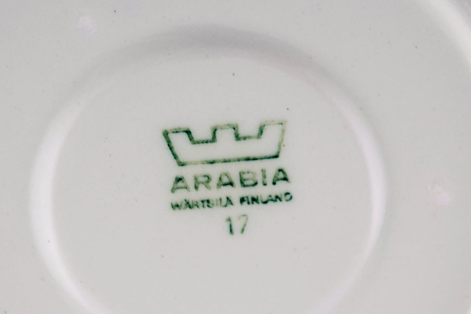 Raija Uosikkinen (1923-2004) for Arabia. Eight Sotka coffee cups with saucers in hand-painted glazed - 7