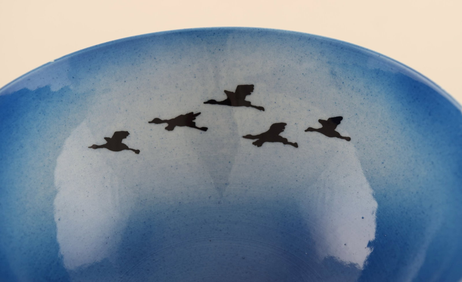 Sven Wejsfelt (1930-2009), Gustavsberg Studiohand. Unique bowl in glazed ceramics with hand-painted - 4
