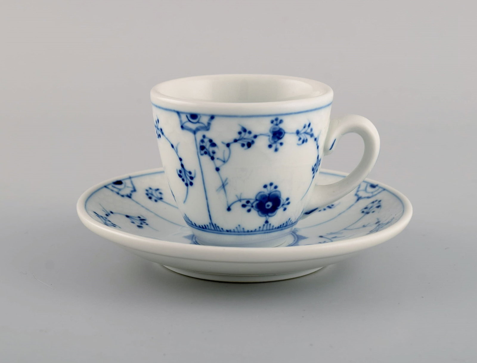 Twelve Bing & Grøndahl Blue Fluted Hotel Coffee cups with saucers. 1920s. Model number 167. - 2