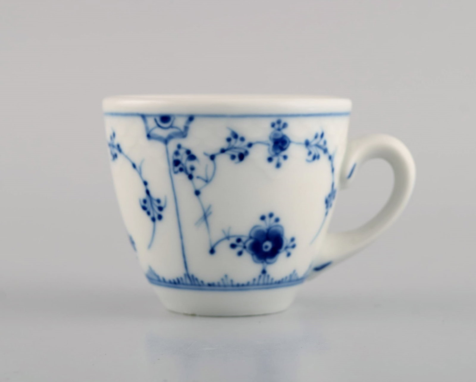 Twelve Bing & Grøndahl Blue Fluted Hotel Coffee cups with saucers. 1920s. Model number 167. - 3