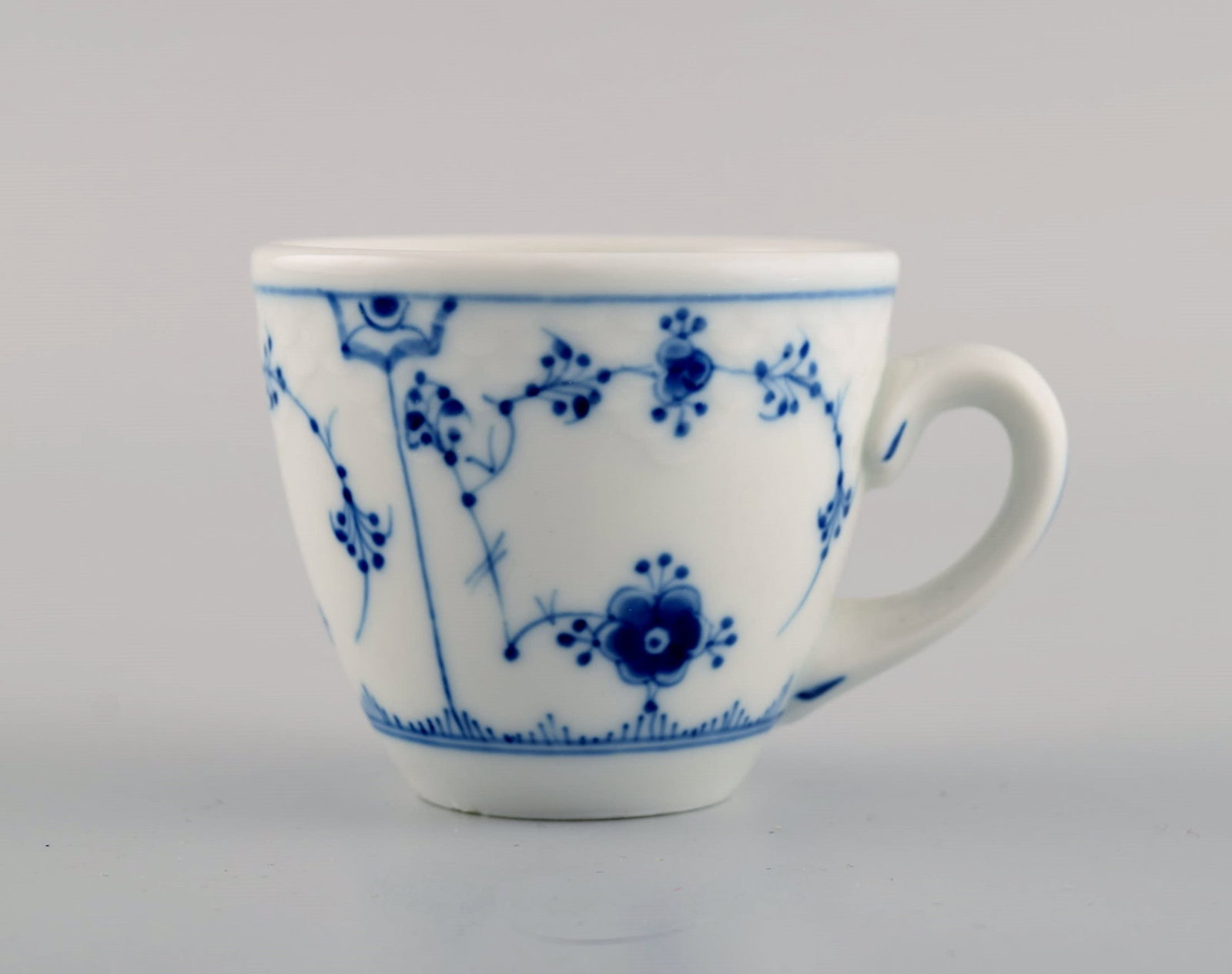 Twelve Bing & Grøndahl Blue Fluted Hotel Coffee cups with saucers. 1920s. Model number 167. - 5