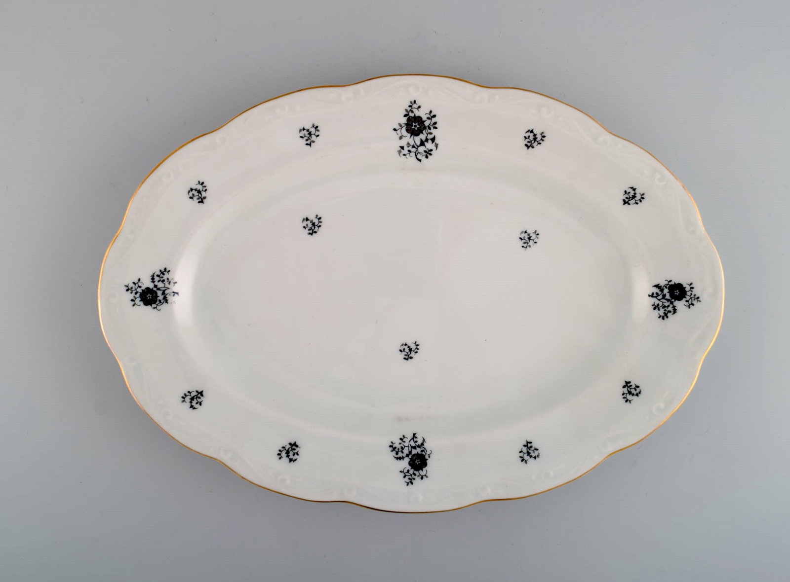 KPM, Copenhagen Porcelain Painting. Rubens jug and three oval dishes in hand-painted porcelain. - 2