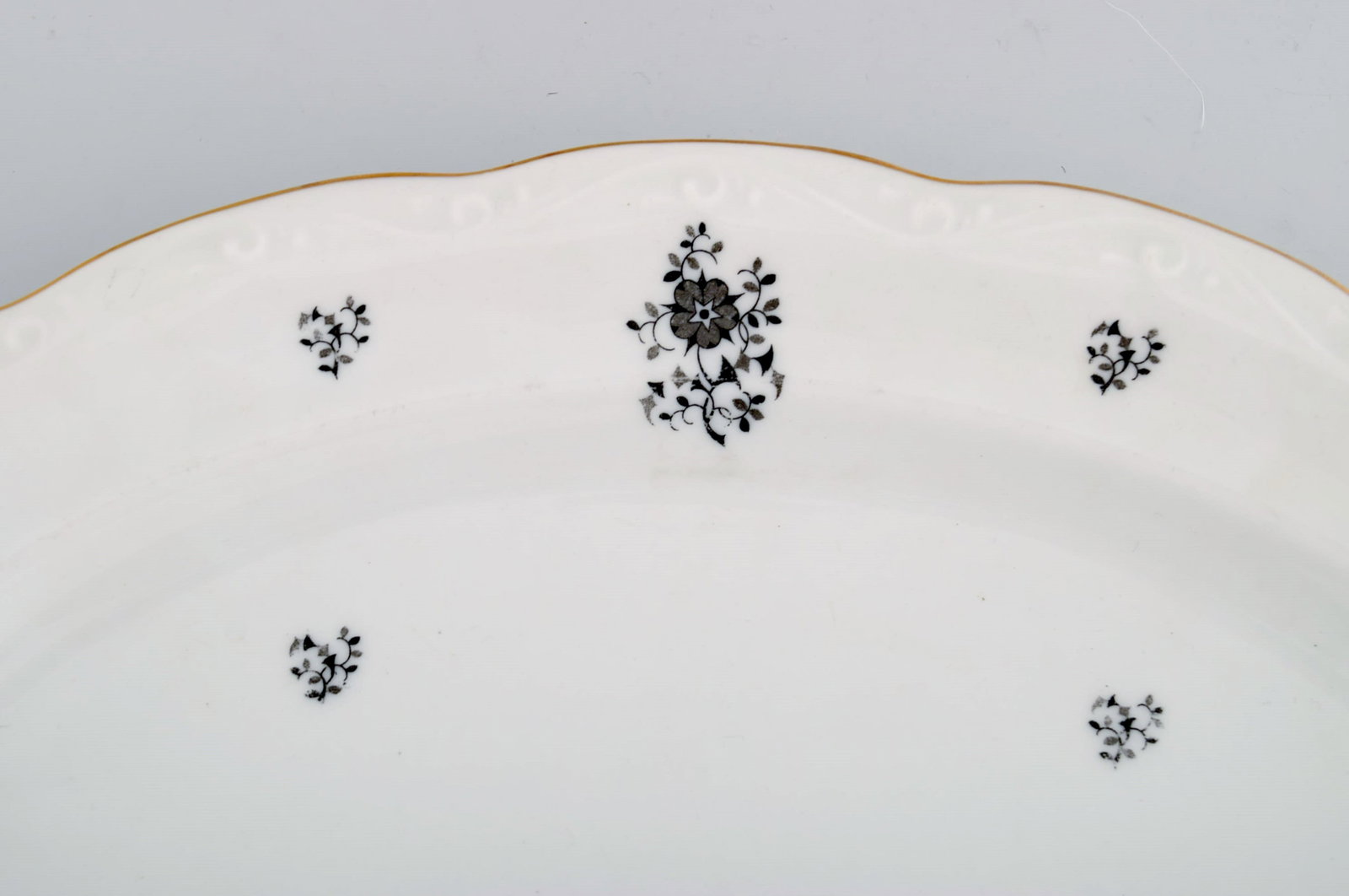 KPM, Copenhagen Porcelain Painting. Rubens jug and three oval dishes in hand-painted porcelain. - 3