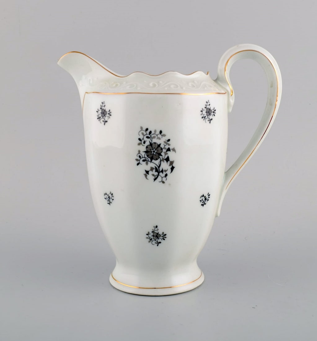 KPM, Copenhagen Porcelain Painting. Rubens jug and three oval dishes in hand-painted porcelain. - 4